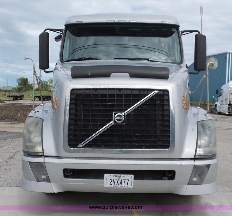 image for item J7515 2010 Volvo VNL semi truck