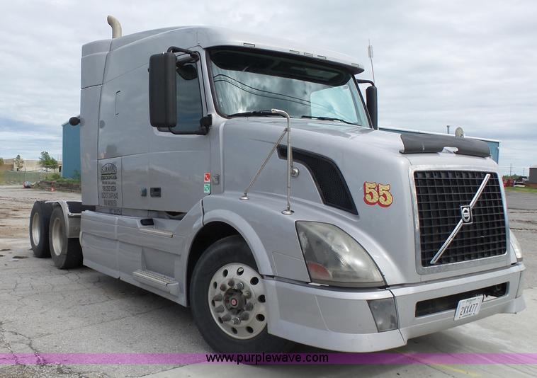 image for item J7515 2010 Volvo VNL semi truck