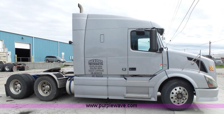 image for item J7515 2010 Volvo VNL semi truck
