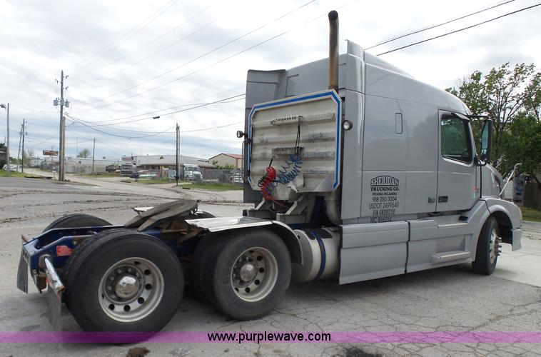 image for item J7515 2010 Volvo VNL semi truck