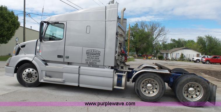 image for item J7515 2010 Volvo VNL semi truck