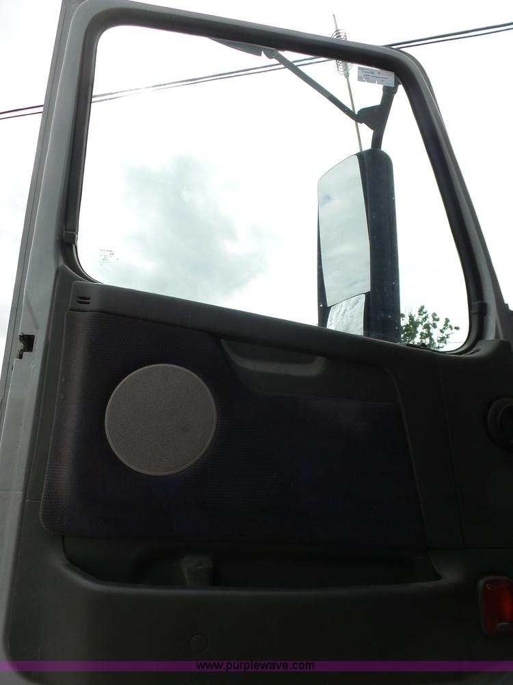 image for item J7515 2010 Volvo VNL semi truck