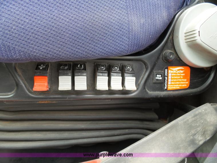 image for item J7515 2010 Volvo VNL semi truck