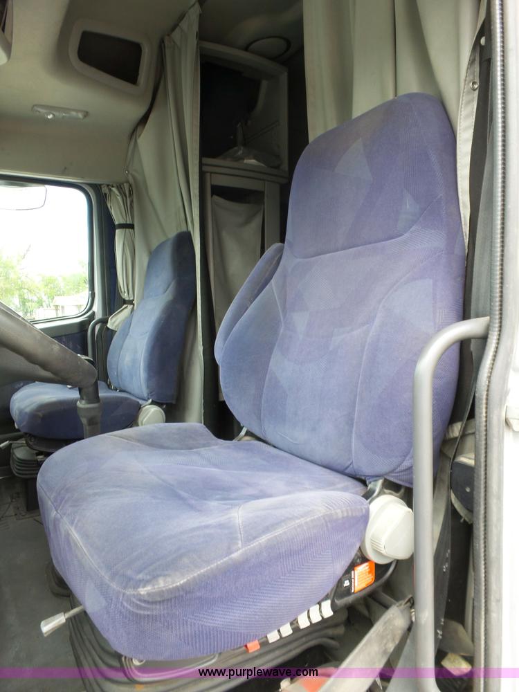 image for item J7515 2010 Volvo VNL semi truck