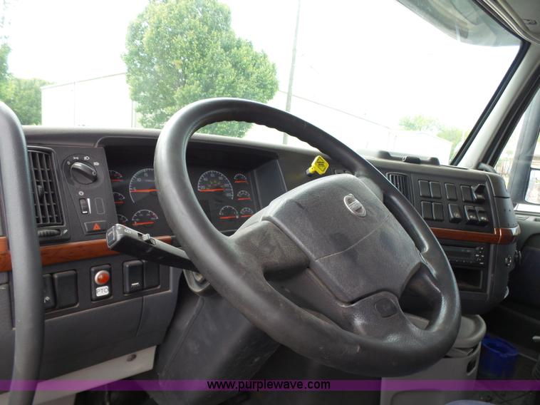 image for item J7515 2010 Volvo VNL semi truck