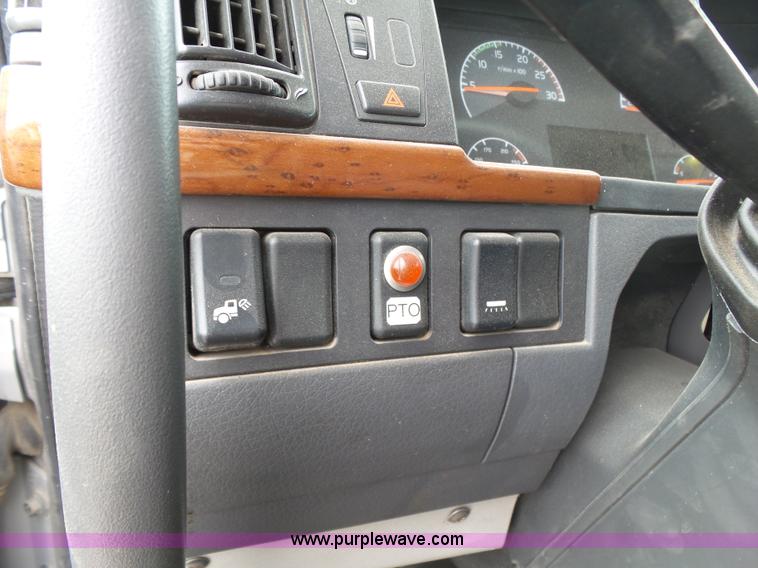 image for item J7515 2010 Volvo VNL semi truck