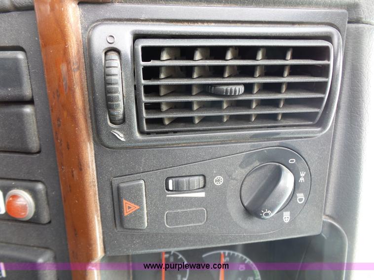 image for item J7515 2010 Volvo VNL semi truck