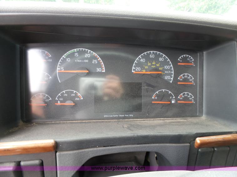 image for item J7515 2010 Volvo VNL semi truck