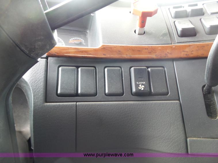 image for item J7515 2010 Volvo VNL semi truck