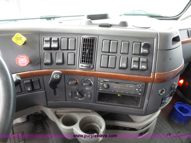 image for item J7515 2010 Volvo VNL semi truck