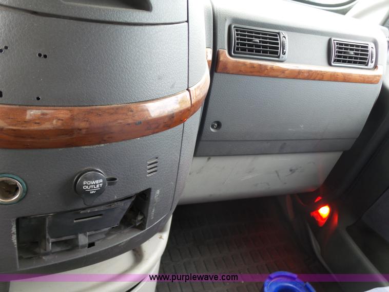 image for item J7515 2010 Volvo VNL semi truck