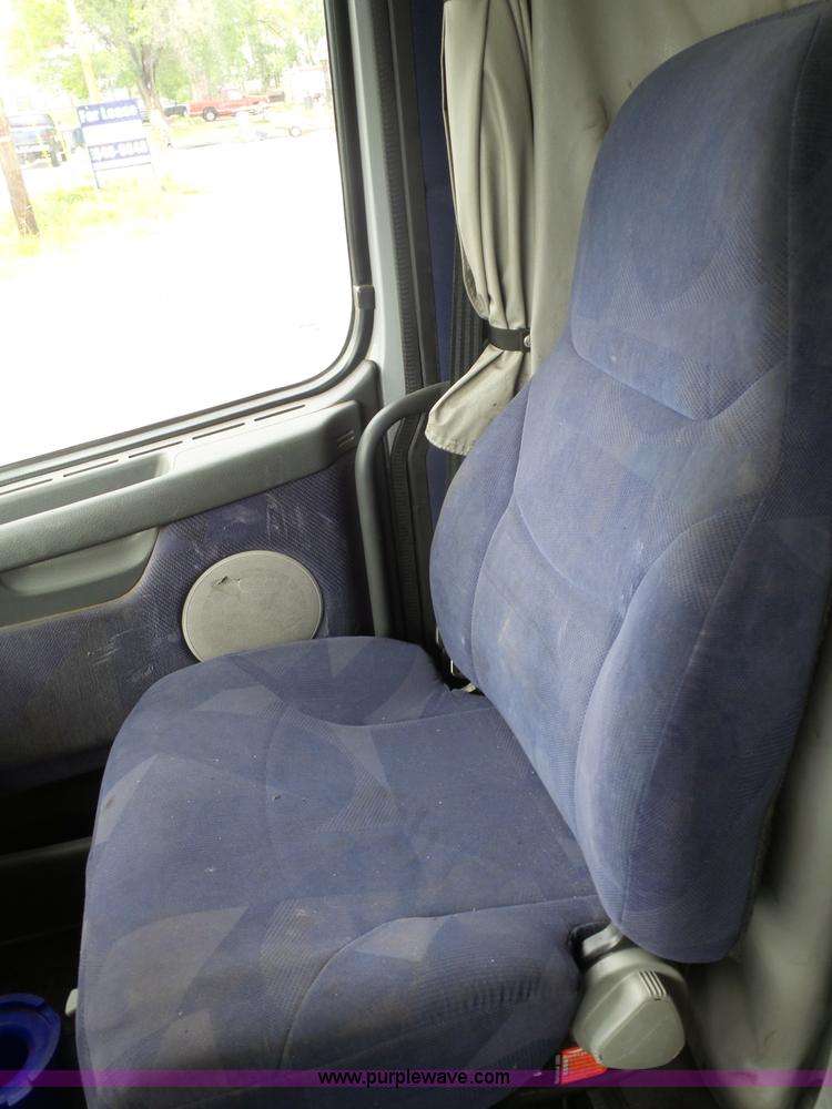 image for item J7515 2010 Volvo VNL semi truck