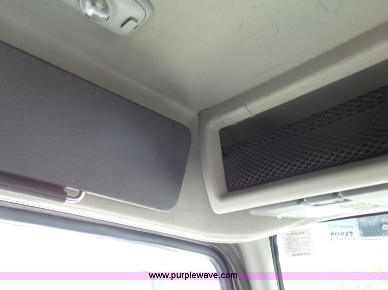 image for item J7515 2010 Volvo VNL semi truck