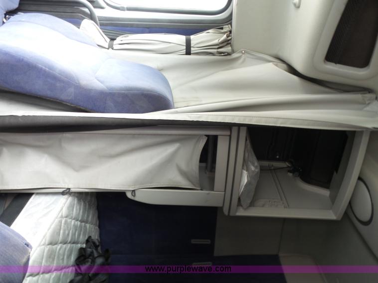 image for item J7515 2010 Volvo VNL semi truck