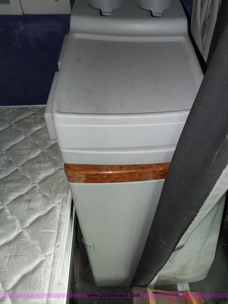 image for item J7515 2010 Volvo VNL semi truck