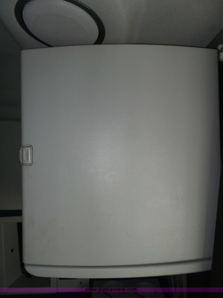 image for item J7515 2010 Volvo VNL semi truck