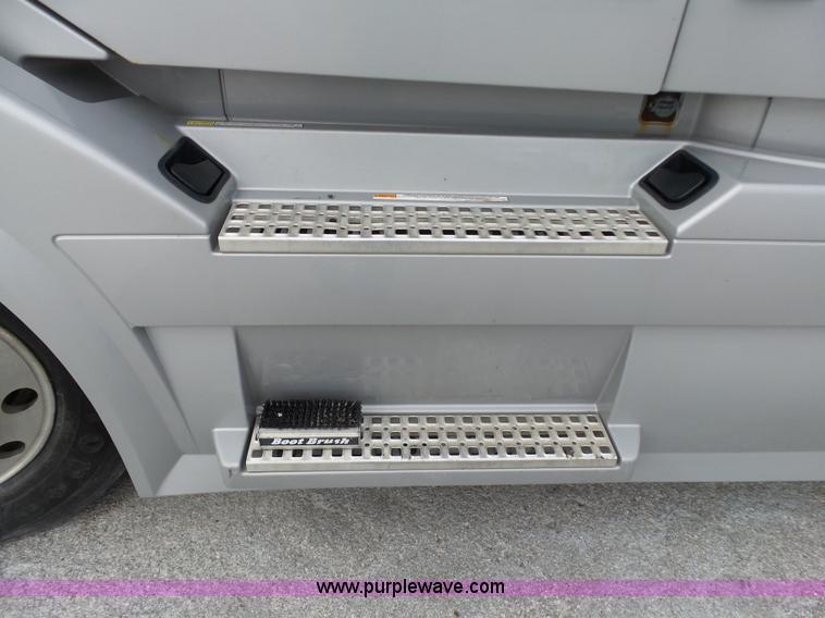 image for item J7515 2010 Volvo VNL semi truck