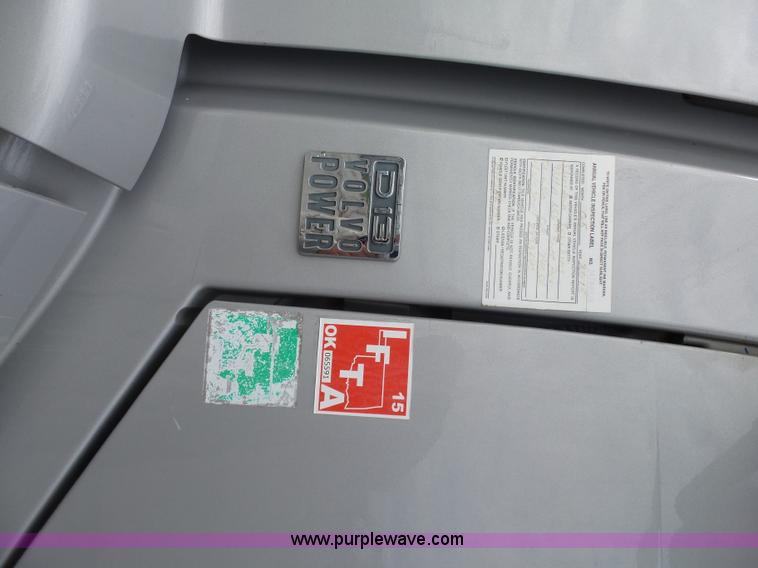 image for item J7515 2010 Volvo VNL semi truck