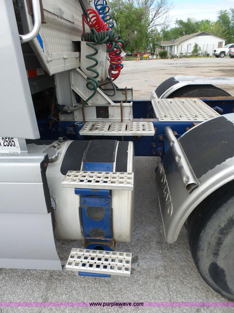 image for item J7515 2010 Volvo VNL semi truck