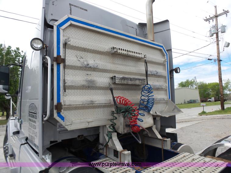 image for item J7515 2010 Volvo VNL semi truck