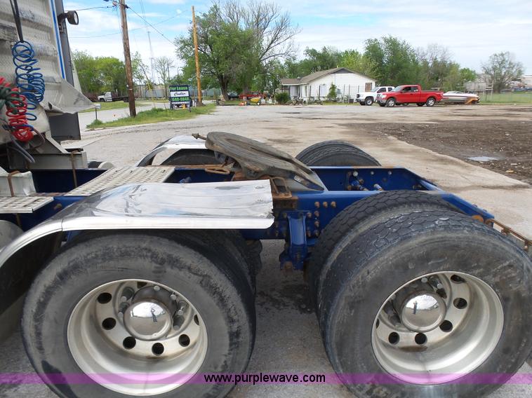 image for item J7515 2010 Volvo VNL semi truck