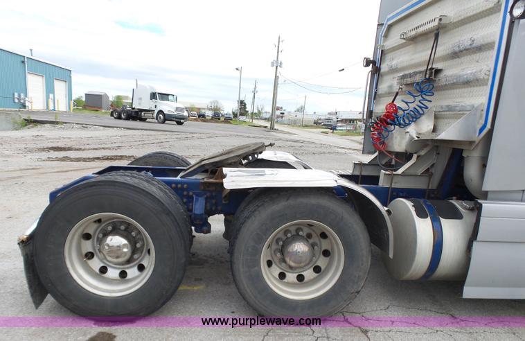 image for item J7515 2010 Volvo VNL semi truck