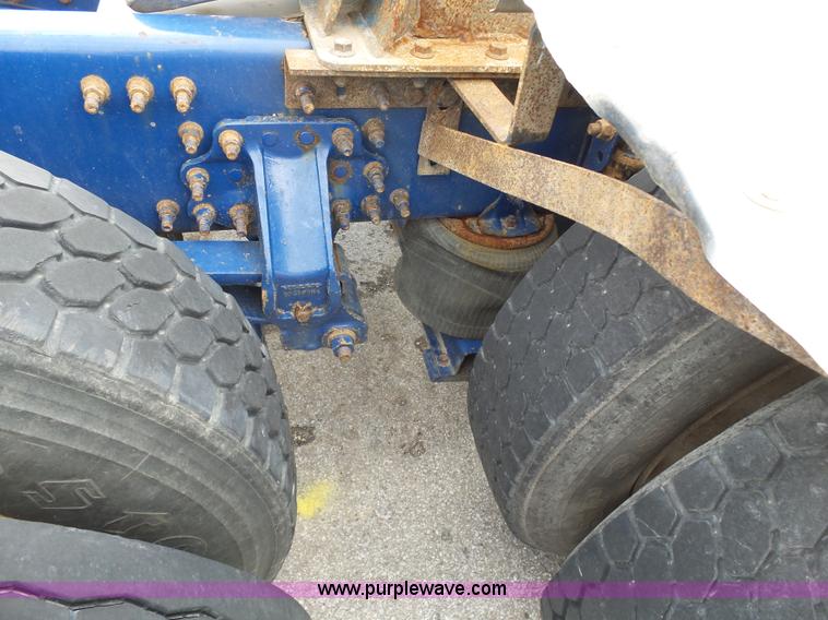 image for item J7515 2010 Volvo VNL semi truck