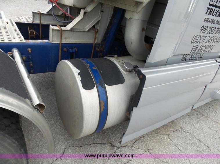 image for item J7515 2010 Volvo VNL semi truck