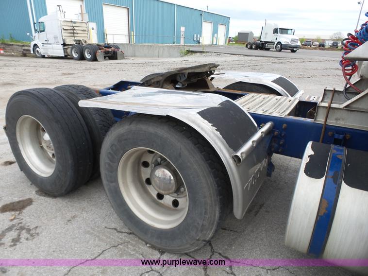 image for item J7515 2010 Volvo VNL semi truck