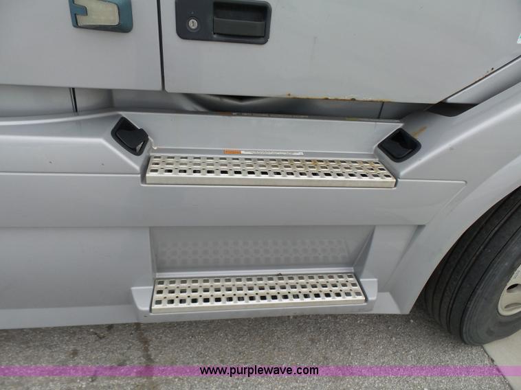 image for item J7515 2010 Volvo VNL semi truck