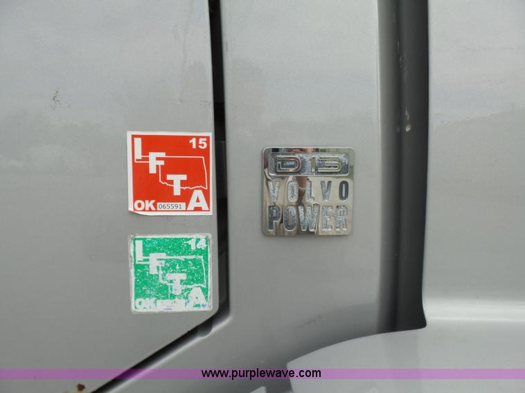 image for item J7515 2010 Volvo VNL semi truck