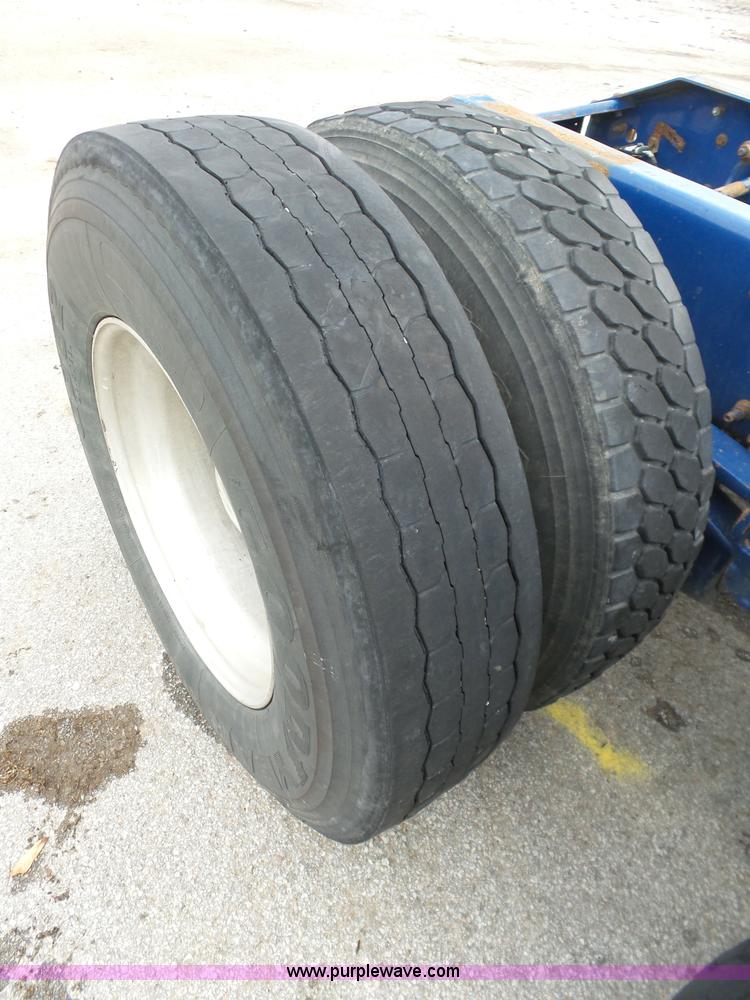 image for item J7515 2010 Volvo VNL semi truck