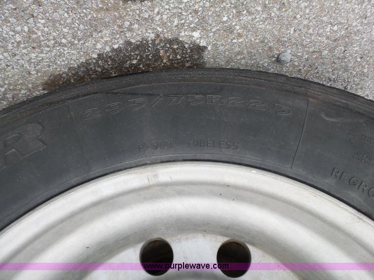 image for item J7515 2010 Volvo VNL semi truck