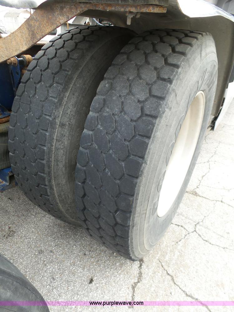 image for item J7515 2010 Volvo VNL semi truck