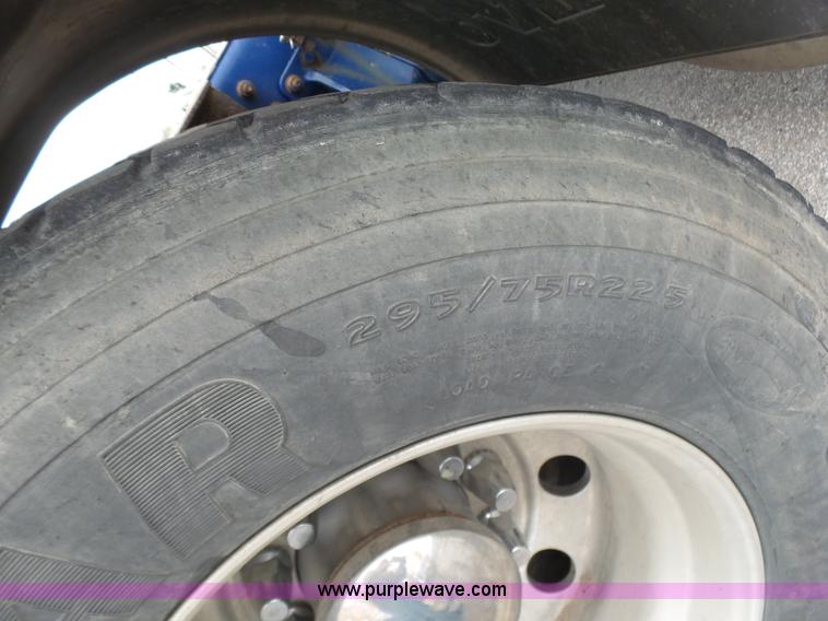 image for item J7515 2010 Volvo VNL semi truck