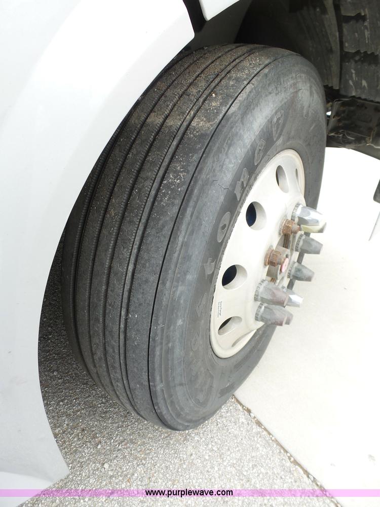 image for item J7515 2010 Volvo VNL semi truck