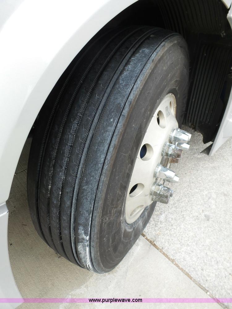 image for item J7515 2010 Volvo VNL semi truck