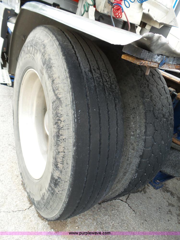 image for item J7515 2010 Volvo VNL semi truck