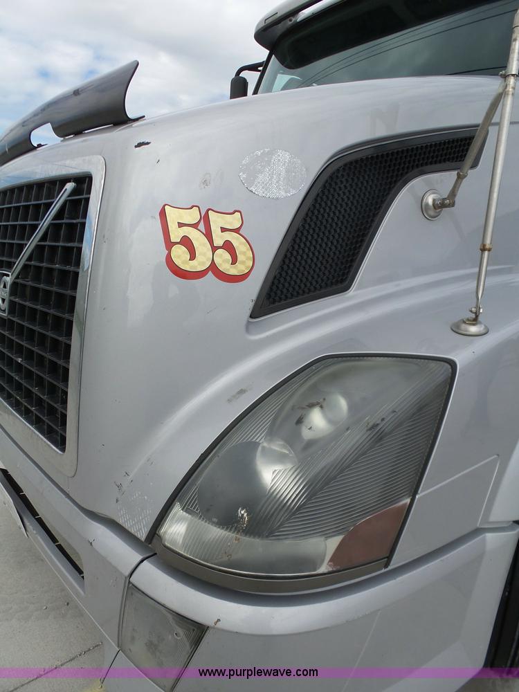 image for item J7515 2010 Volvo VNL semi truck