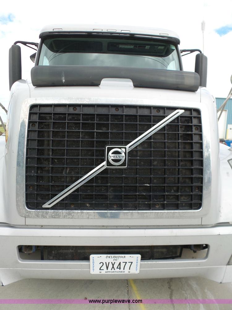 image for item J7515 2010 Volvo VNL semi truck