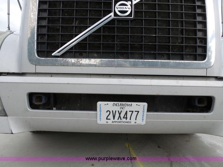 image for item J7515 2010 Volvo VNL semi truck