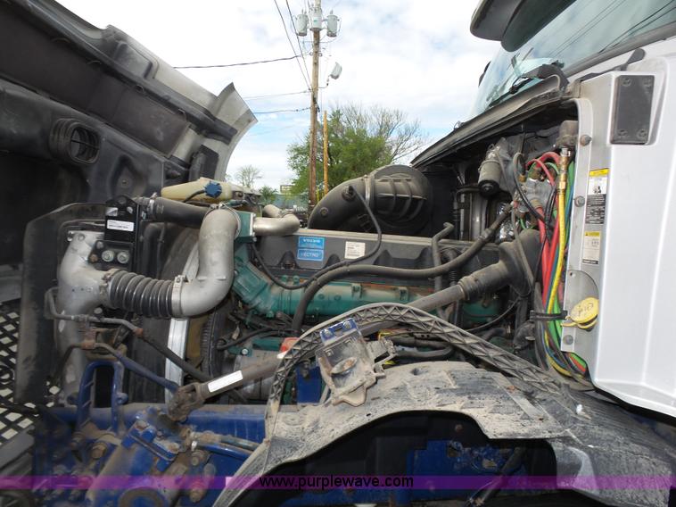 image for item J7515 2010 Volvo VNL semi truck