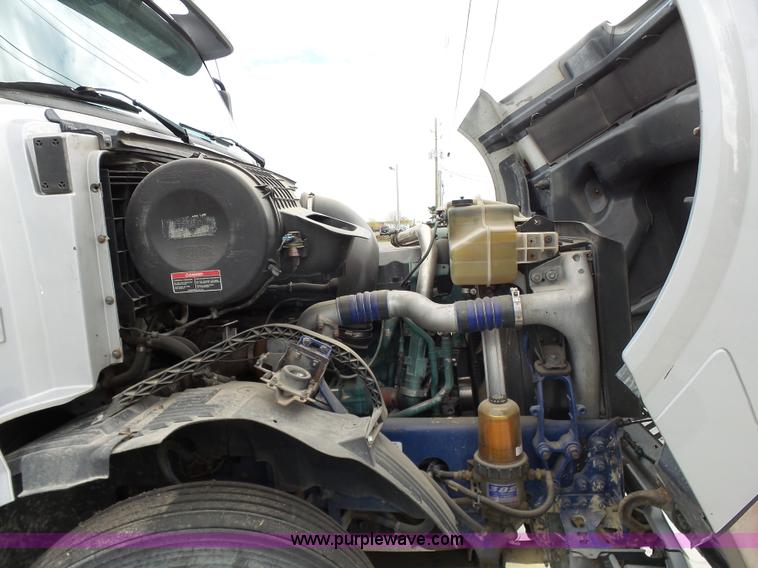 image for item J7515 2010 Volvo VNL semi truck