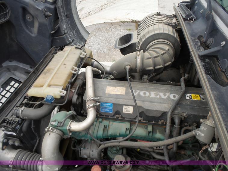 image for item J7515 2010 Volvo VNL semi truck