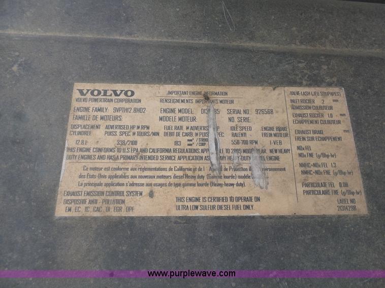 image for item J7515 2010 Volvo VNL semi truck