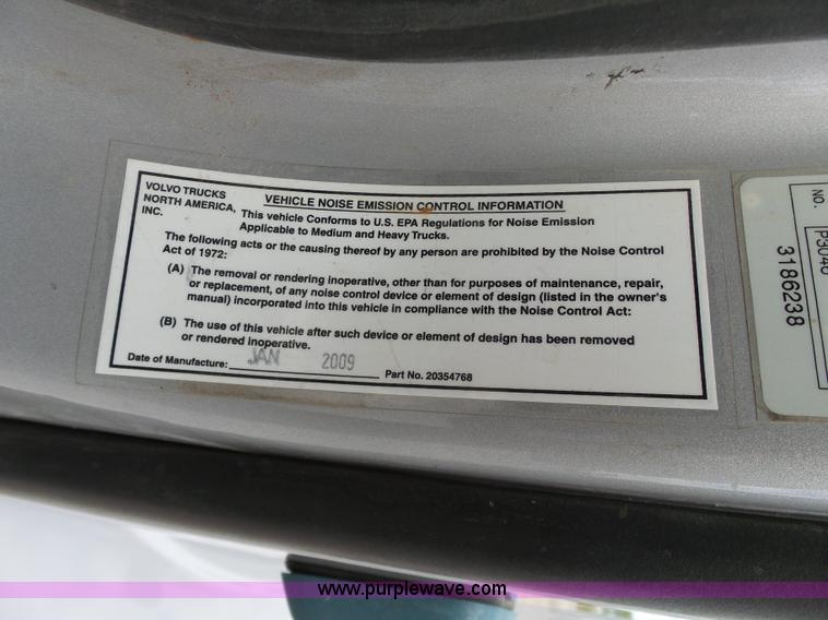 image for item J7515 2010 Volvo VNL semi truck