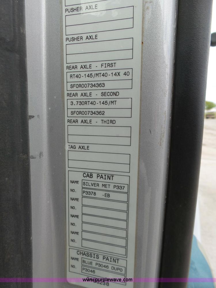 image for item J7515 2010 Volvo VNL semi truck