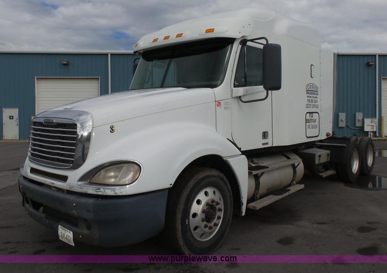 image for item J7516 2011 Freightliner Columbia semi truck