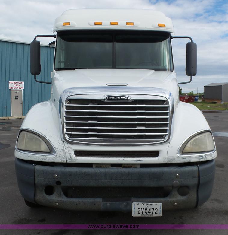 image for item J7516 2011 Freightliner Columbia semi truck