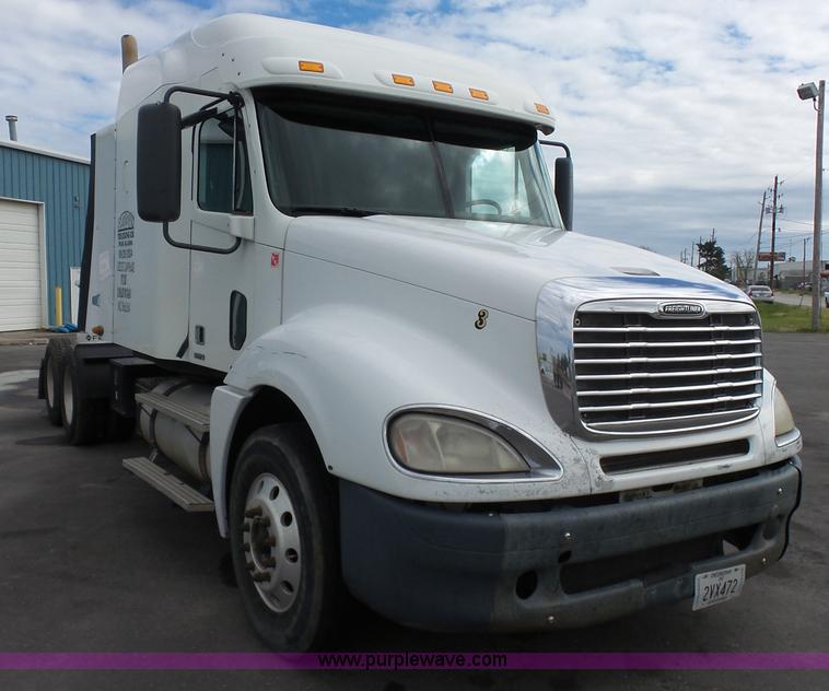 image for item J7516 2011 Freightliner Columbia semi truck